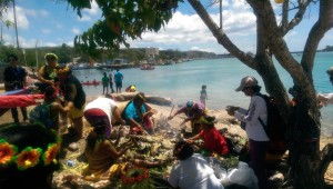 眾多在歌舞及準備食物Pwo儀式飲食的Polowat女人，提醒了Polowat人在關島的存在，他們的數量足以支持歌舞、飲食與儀式在Polowat境外的維續。家鄉與他鄉的分野在流動的海洋世界顯得份外笨拙。